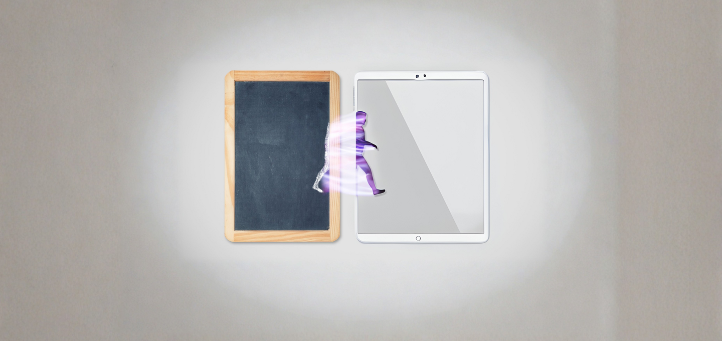 Eine Figur springt von der Schiefertafel auf ein Tablet. Symbolbild für Digitalisierung
