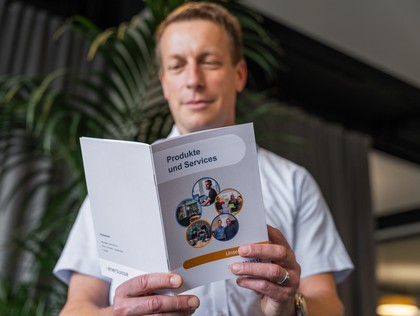 enersuisse-CEO Leuenberger mit dem ausgedruckten Produktkatalog