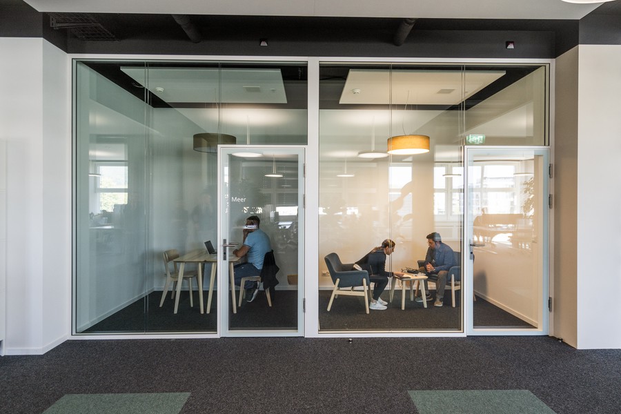 Ceux qui ont besoin d'un calme particulier peuvent se rendre dans l'une des sept salles de réunion