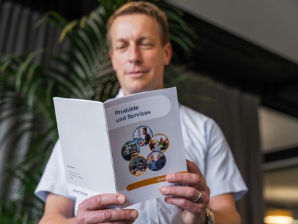 Le CEO d'enersuisse Leuenberger avec le catalogue de produits