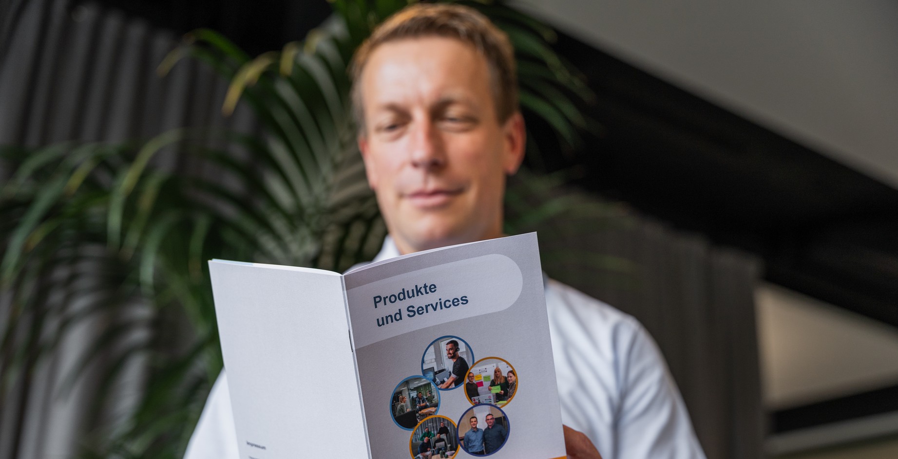 Le CEO d'enersuisse Leuenberger avec le catalogue de produits