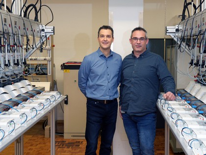 Marc Laeser et Stefan Schulthess au laboratoire d'étalonnage d'enersuisse