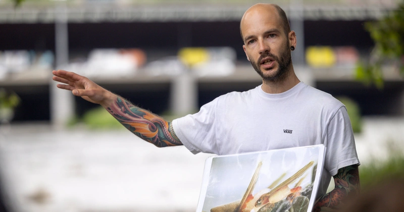 Christian spricht, mit Lachsdasrtellungen in der Hand