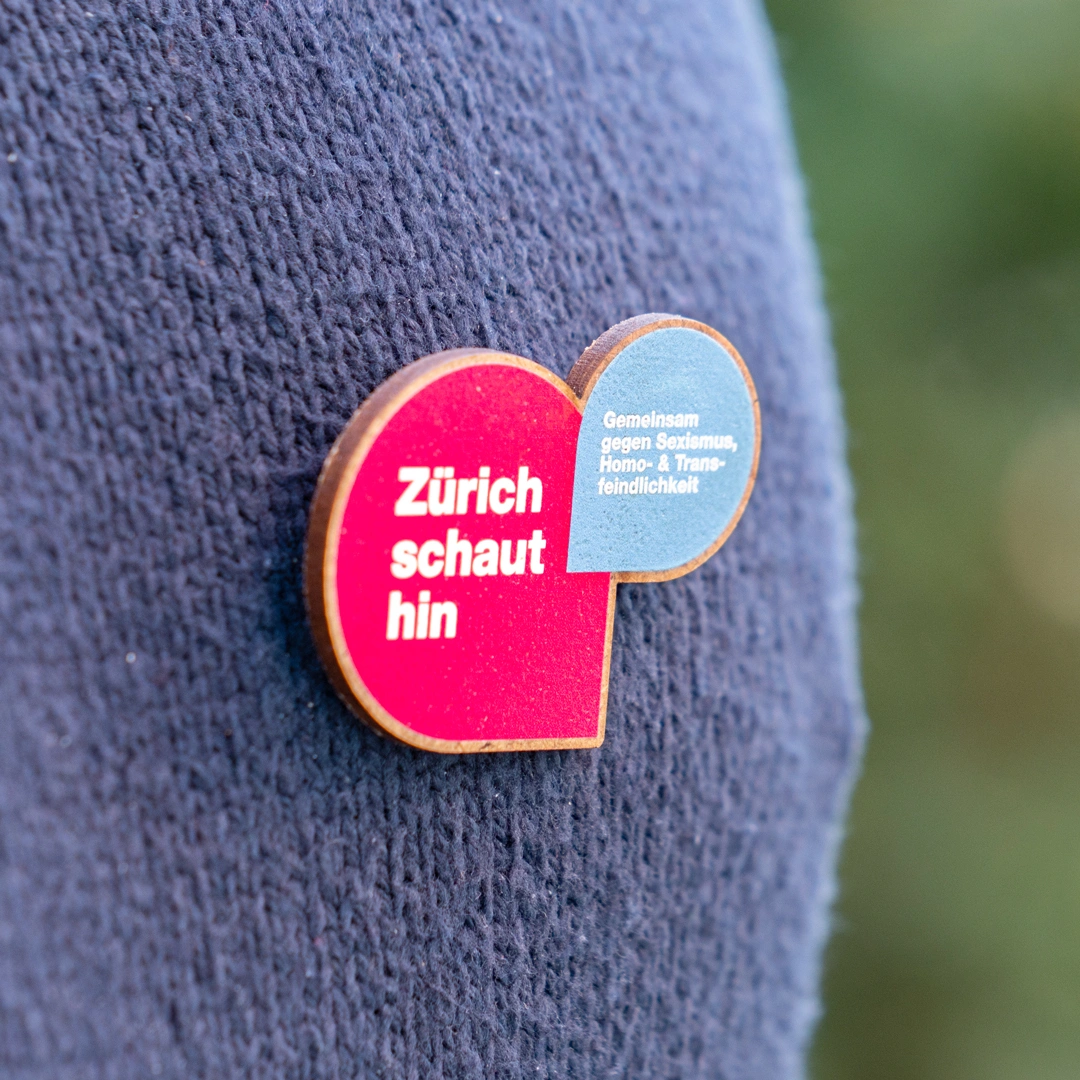 Logo Pin Plakat der Kampagne «Zürich schaut hin» für die Kundschaft Stadt Zürich