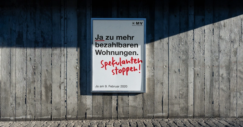 Plakat der Abstimmungskampagne «Mehr bezahlbare Wohnungen» der Kundschaft Mieterinnen- und Mieterverbandes Schweiz