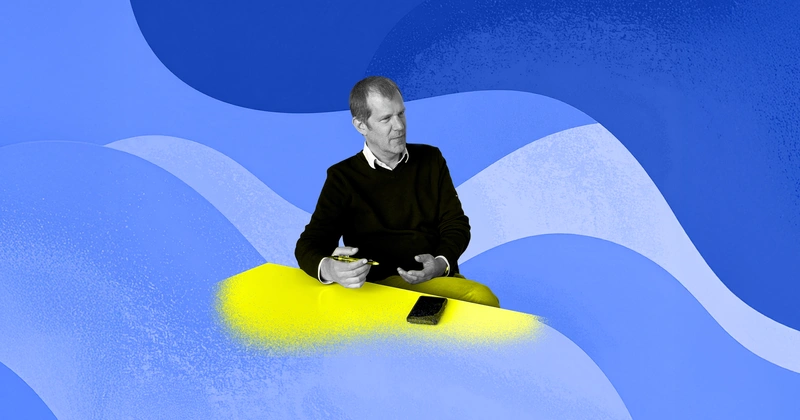 Bild von Lucas Bally, der sitzend berät
