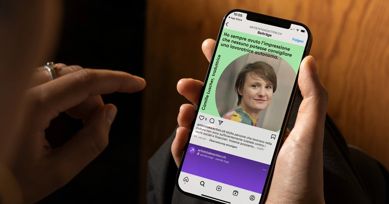 Instagram-Post mit dem Porträt der Übersetzerin Camille Luscher wird in italienischer Sprache wird auf einem Mobiltelefon dargestellt.
