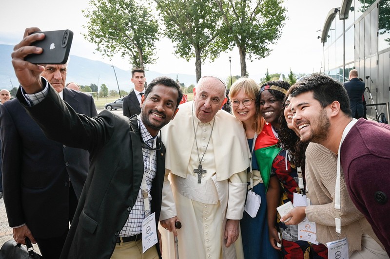 Franziskus auf einem Selfie mit Mitgliedern einer Initiative für die Bewahrung der Schöpfung.