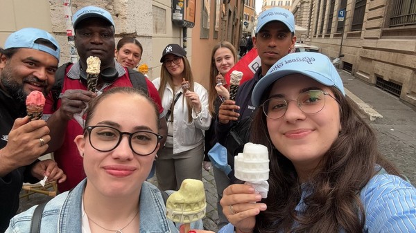 Jugendliche mit Glace in Händen.