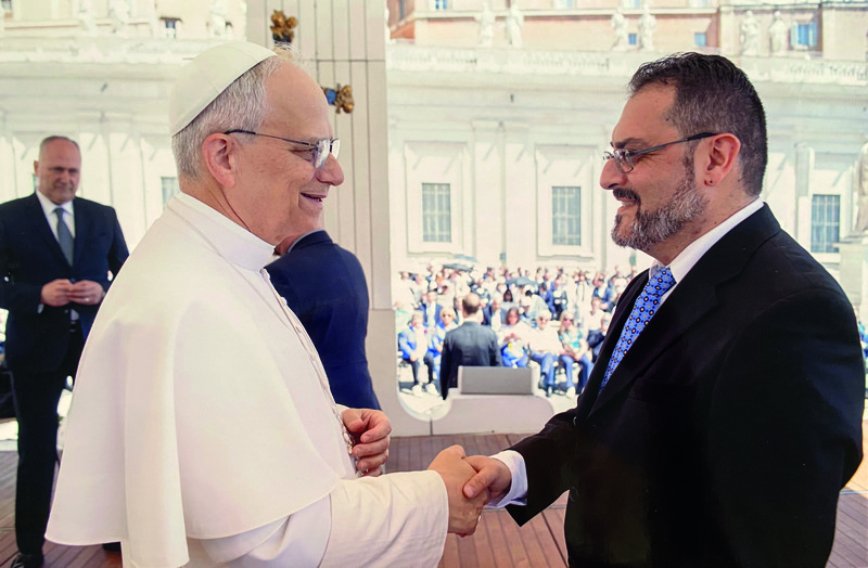 Papst Leo und Mario Galgano schütteln einander die Hände