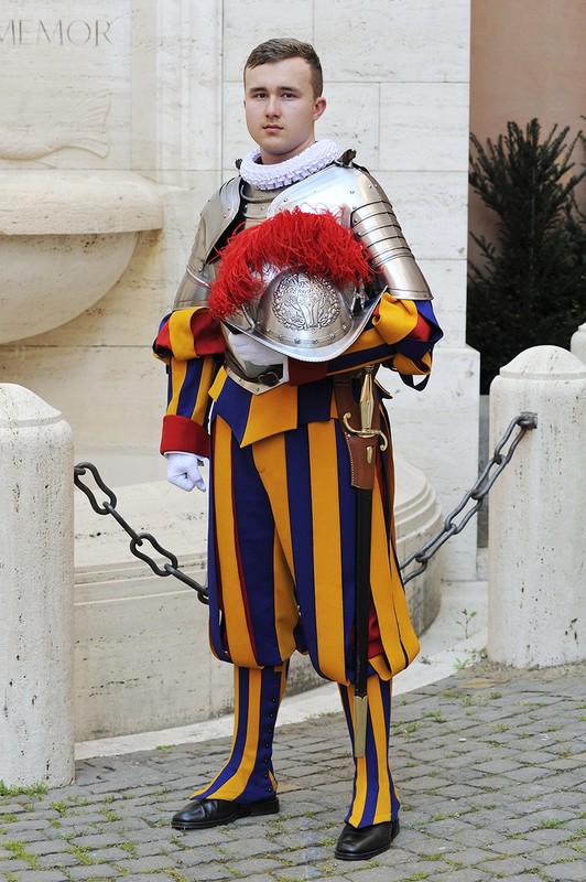 Jason Santer in der Uniform eines Schweizergardisten.