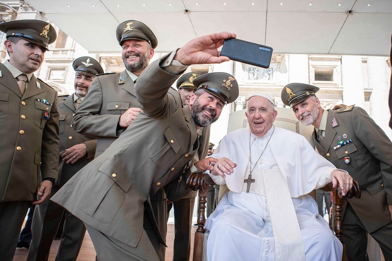 Soldaten machen ein Selfie mit Papst Franziskus.