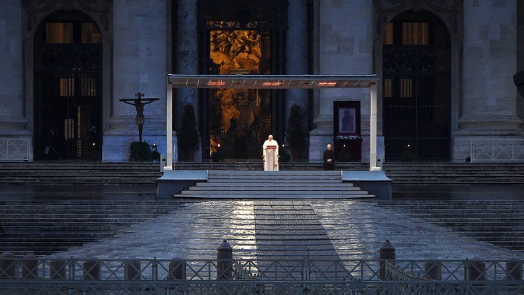 Papst Franziskus auf dem leeren Platz vor dem Petersdom während der Corona-Pandemie.