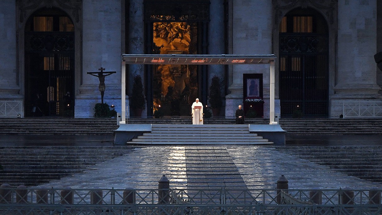 Papst Franziskus auf dem leeren Platz vor dem Petersdom während der Corona-Pandemie.