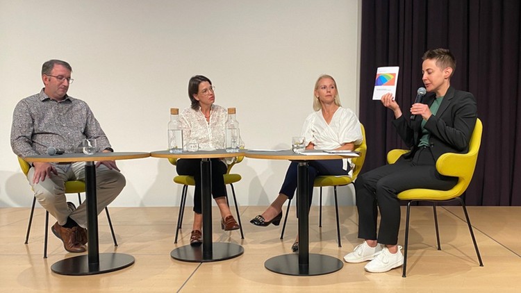 Stefan Loppacher von der katholischen Kirche, Cynthia Guignard von der reformierten Kirche, Lilian Studer, Präsidentin der Evangelischen Volkspartei und ehemalige Nationalrätin und Veronika Jehle vom Forum Magazin auf dem Podium der Zürcher Paulus Akademie