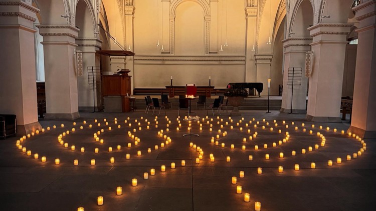 Kerzen in einer Kirche