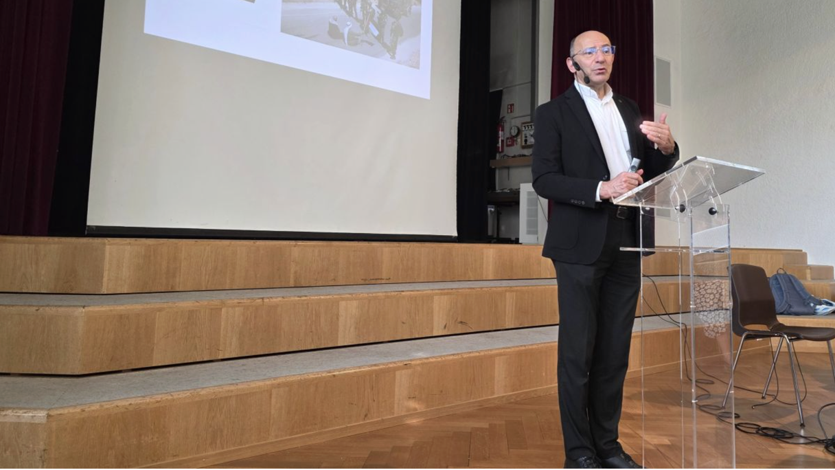 Mitri Raheb steht im Grossen Saal des Kirchgemeindehauses Paulus Bern am Rednerpult