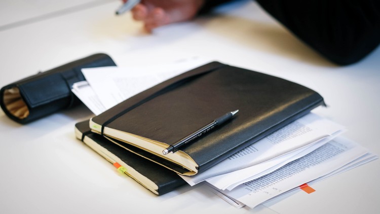 Unterlagen auf dem Schreibtisch