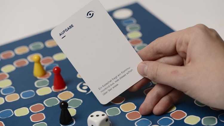 Brettspiel und Spielkarte mit einer Frage, die für Übergriffe sensibilisiert.