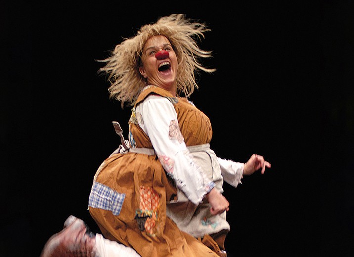 Gardi Hutter springt in die Luft als Jeanne d’ArPpo