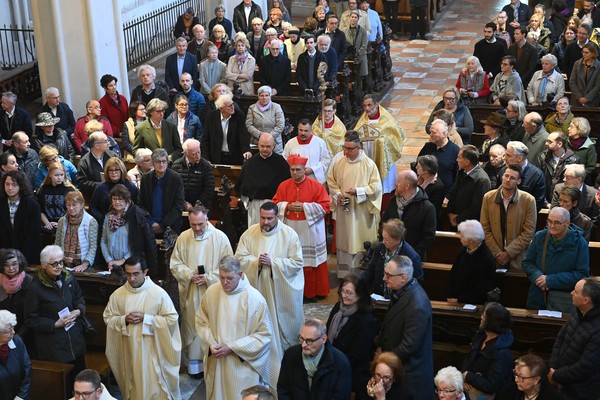 Kardinal Robert Prevost beim Einzug in die Augustinerkirche in Wien.