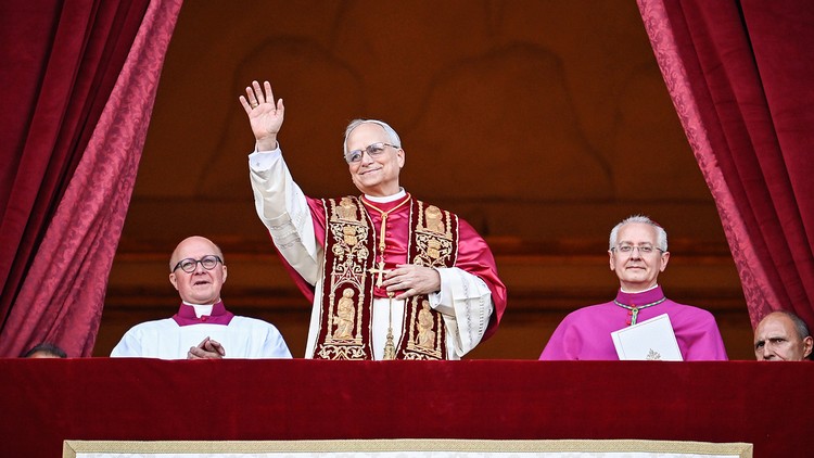 Der neue Papst Leo XVI. auf der Loggia am Petersplatz.