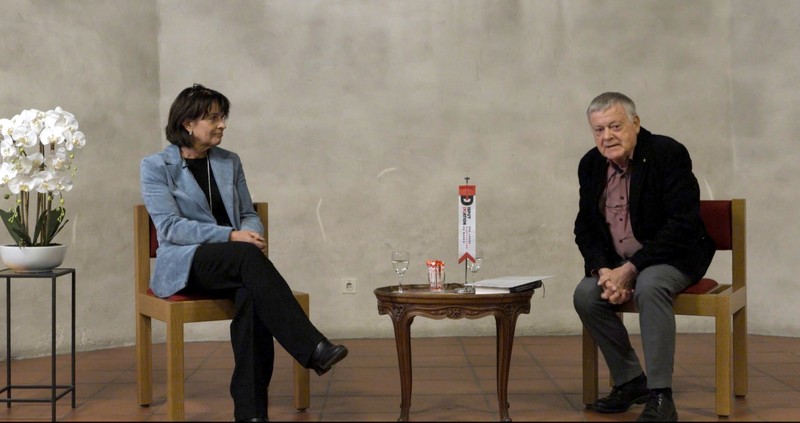 Doris Leuthard im Gespräch mit Hans Strub in der Sebastianskapelle Baden.