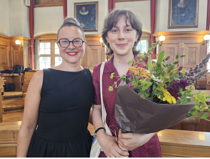 Lioba Wachter (rechts) zusammen mit Laudatorin Adrienne Hoch ermöglicht spezielle Erinnerungen an Verstorbene.