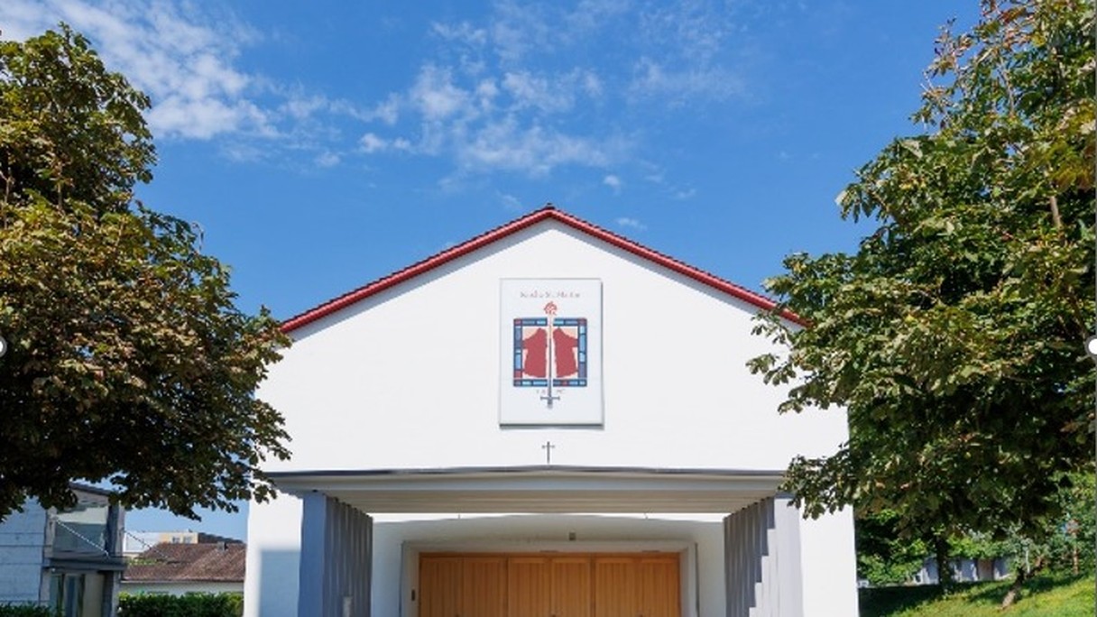 Vorplatz und Haupteingang der Kath.Kirche St. Martin in Meilen.