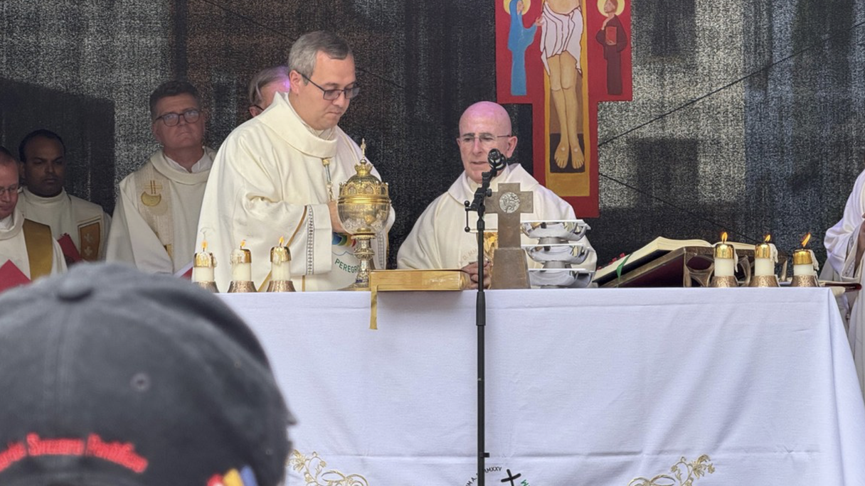 Bischof Joseph Bonnemain und Generalvikar Luis Varandas beim Gottesdienst.