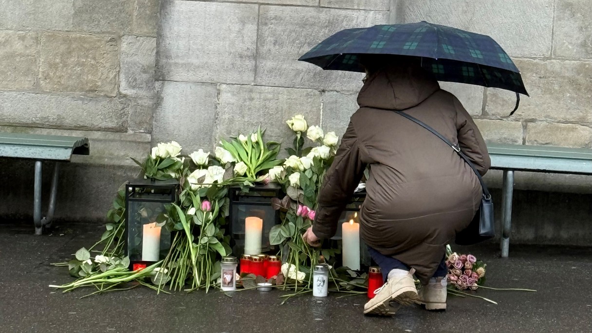 Blumen werden vor dem Fraumünster niedergelegt