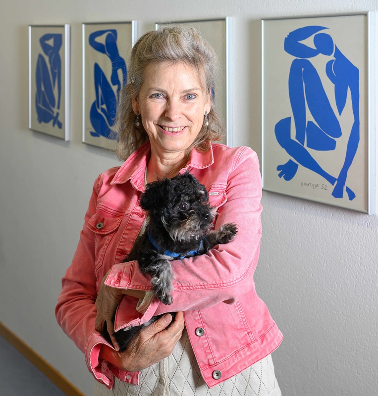 Porträt von Jren Omlin mit ihrem Hund auf dem Arm.