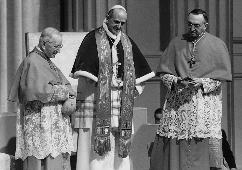 Kardinalstaatssekretär Amleto Giovanni Cicognani (links), Papst Paul VI. und Kardinal Jean Villot.