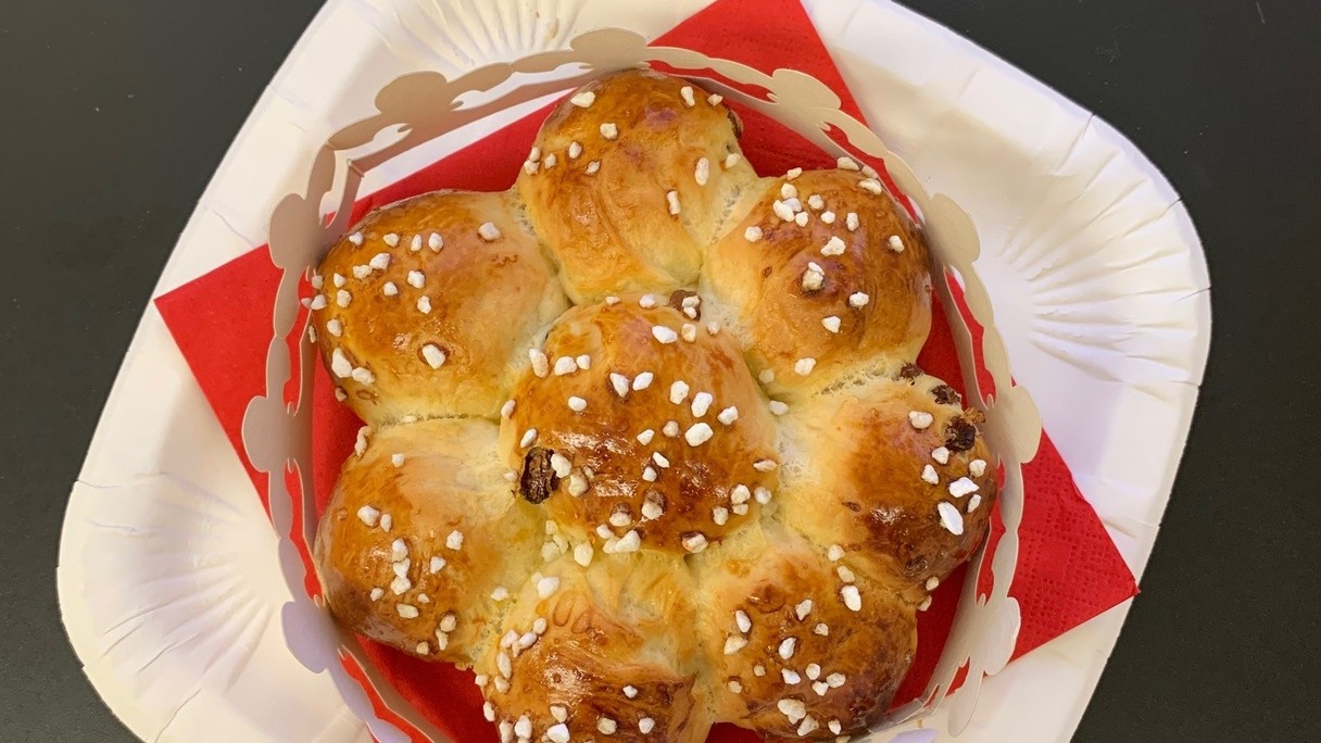 Dreikönigskuchen auf einem Teller mit roter Serviette