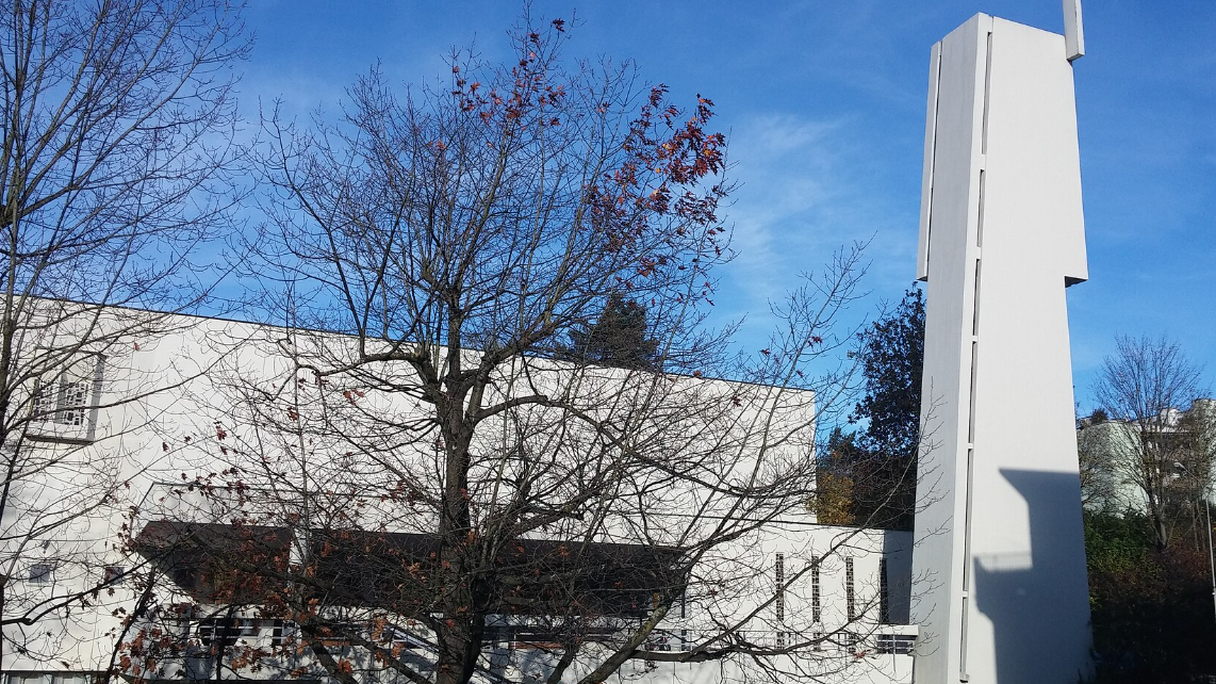 Ansicht der Pfarrei mit Glockenturm