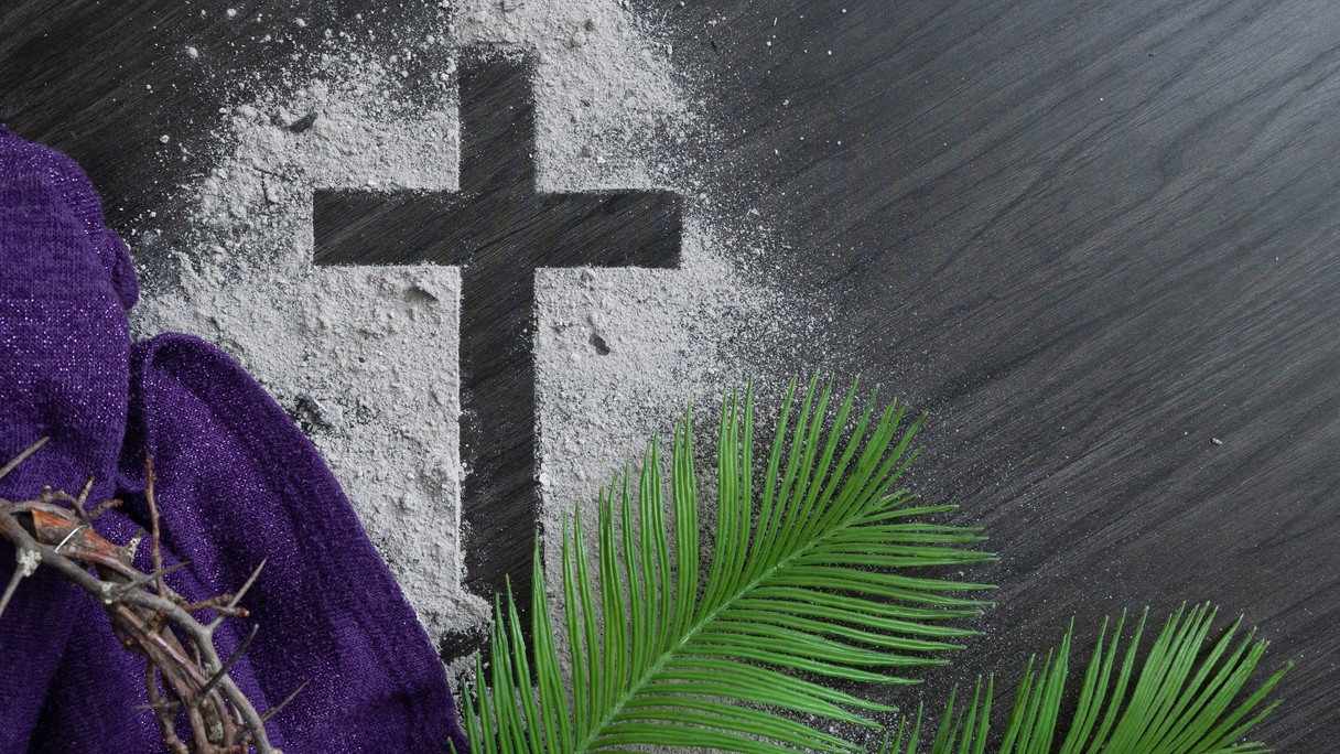 Symbole von Aschenkreuz, Dornenkrone und Palmen