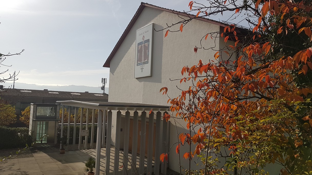 Vorplatz und Haupteingang der Kath.Kirche St. Martin in Meilen.