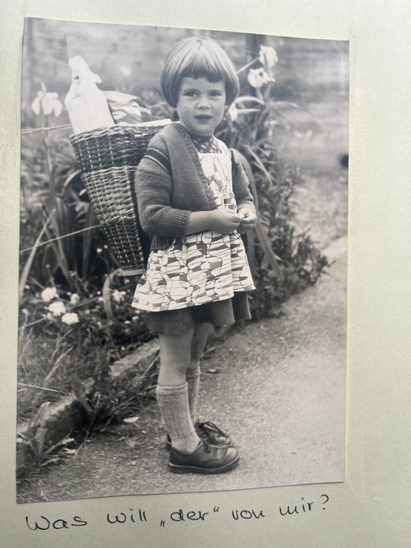 Ursulina Gruber als Mädchen trägt einen Korb auf dem Rücken.