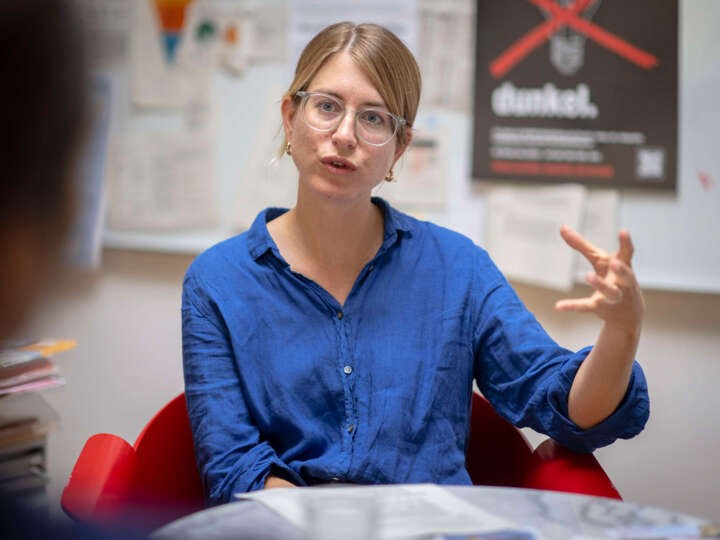«In den Beratungen berichten sie von Wohnungen, die von Schimmel befallen oder stark lärmbelastet sind, was ihnen auf die Gesundheit schlägt. Es kommt vor, dass sie sich fürs eigene Zuhause schämen und deshalb niemanden zu sich einladen, was zu Vereinsamung führen kann. Kurz gesagt: Wohnen ist so viel mehr, als ein Dach über dem Kopf zu haben. Wohnen ist die Grundlage für gesellschaftliche Teilhabe.»