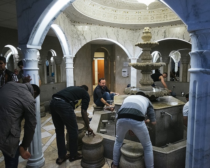 Waschraum in der Omar-ibn-Al-Khattab- Moschee in Berlin.