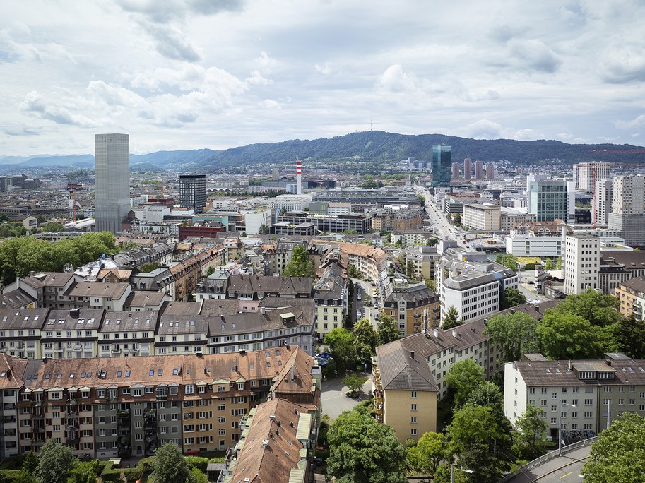 Blick vom Kirchturm der Pfarrei Guthirt in Zürich