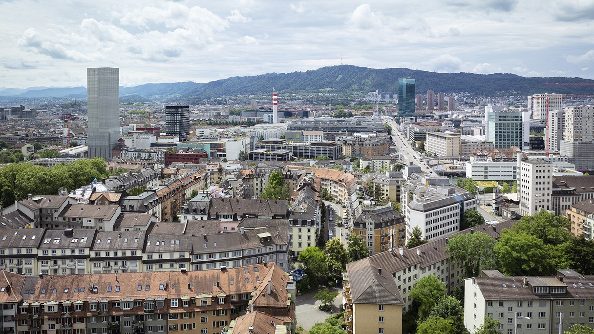 Blick vom Kirchturm der Pfarrei Guthirt in Zürich