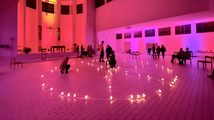 Ein rot und pink beleuchteter Innenraum einer Kirche