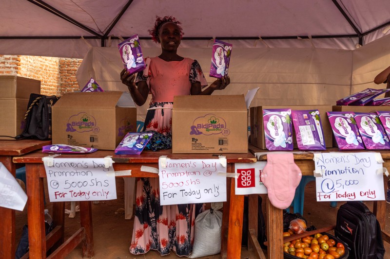 Eine Frau verkauft an einem Marktstand selbstproduzierte Hygienebinden für Frauen.