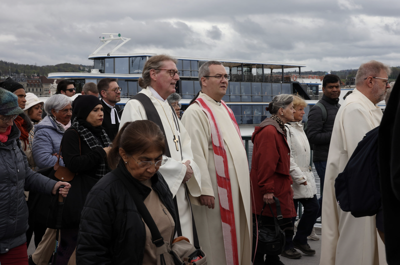 Menschen auf dem ökumenischen Kreuzweg