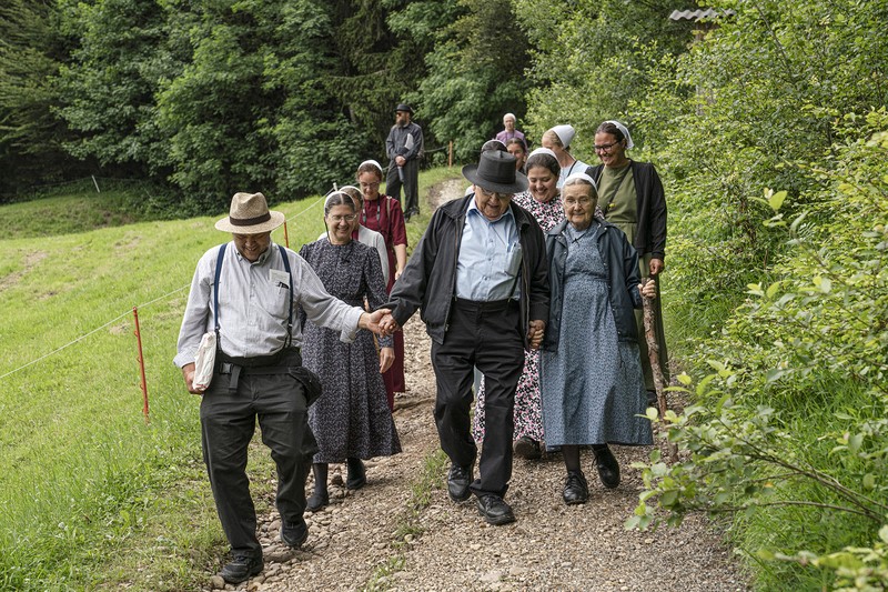 Eine Gruppe der Täuferbewegung auf einem Feldweg.