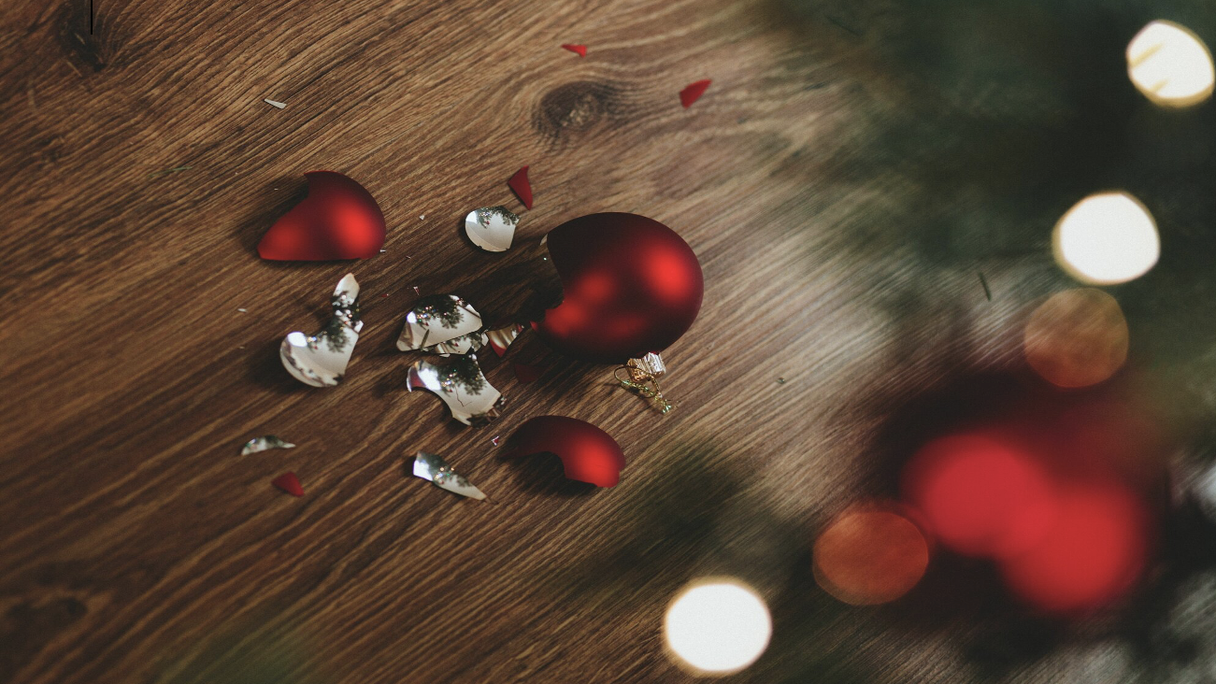 zerbrochene Weihnachtskugeln