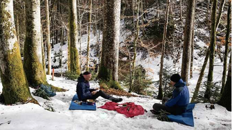 Menschen im Winterwald