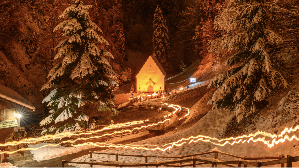 Eine von Kerzen erleuchtete Kapelle in der Ranftscshlucht