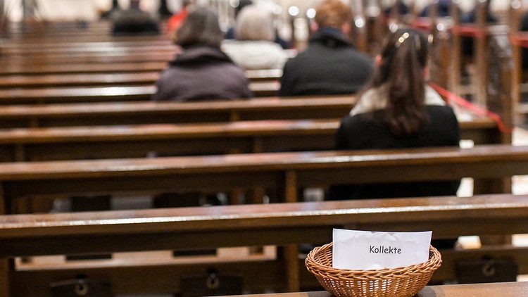 Kollekten-Körbchen in einer Kirche.
